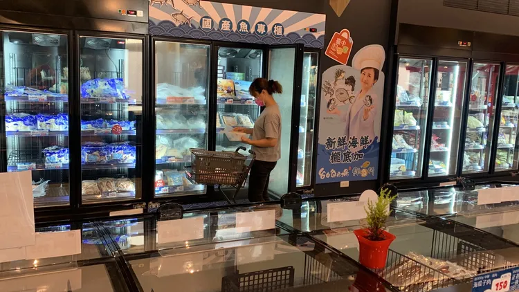 台中魚市場煑魚所二樓「販魚所」提供本土與進口海鮮提供選購。曾雪蒨攝