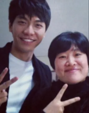 李昇基（左）出道18年一直待在Hook娛樂，曾無息出借47億韓元（約1.1億元台幣）給老闆權真英，卻被無情對待。翻攝naver