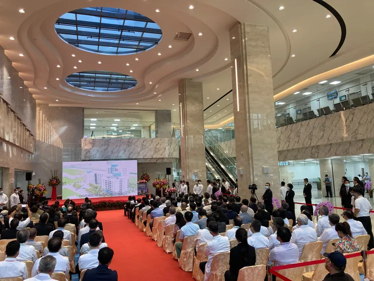 相當明亮的屏東榮總大廳。陳宏銘攝