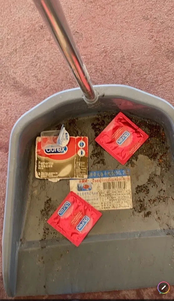 球場上掃到保險套實在太誇張。翻攝員林市體育管理所