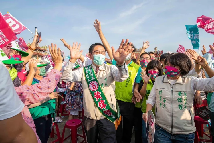 黃偉哲形象清新，從政30年從沒敗選過。市府提供