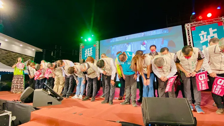 黃偉哲現身，率一級主管鞠躬感謝選民。王志弘攝