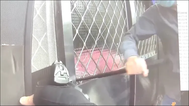 原本躲在房內的張男，發現警方強勢攻堅，才從房內跑出。警方提供