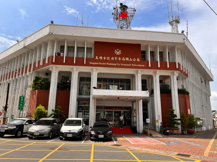 岡山分局偵查隊分析相關金流，查緝吳姓主嫌等10名嫌犯到案。讀者提供