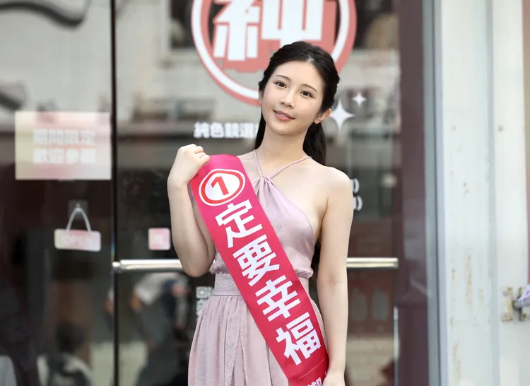 鄭家純成立純色競選總部。陳明中攝