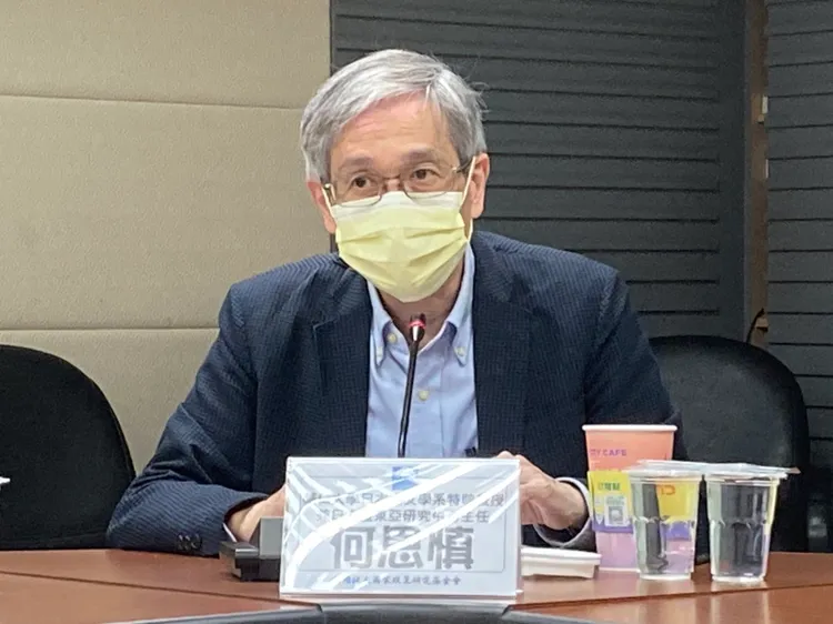 輔仁大學日本語文學系特聘教授何思慎建議不應拒絕陸生，同時也認同「先輔後退」策略，主張教育部應先給學校機會，透過活化校產，讓學校有一線生機。國政基金會提供