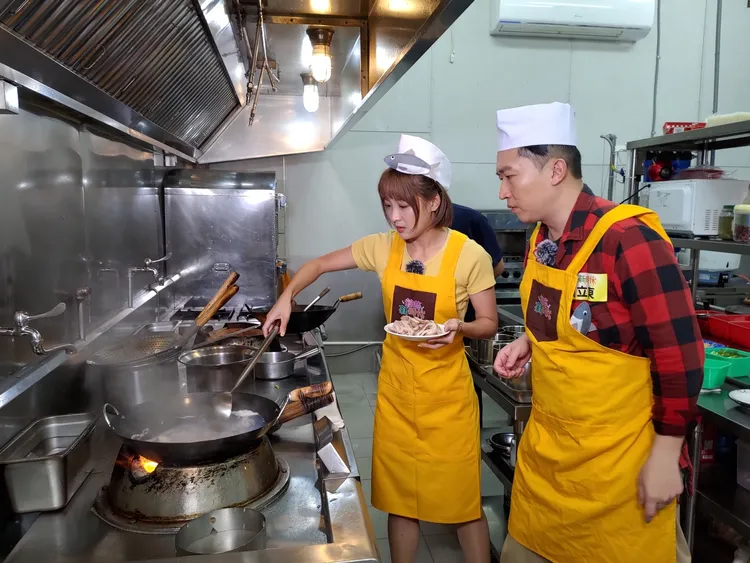 籃籃（左）與張立東下廚，體驗做日式料理。民視提供