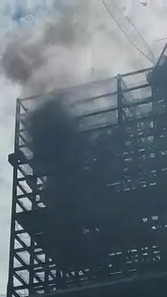 大樓工地26樓處冒出濃煙。翻攝自臉書社團愛新莊我是新莊人