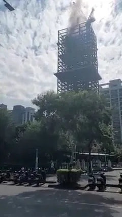 新莊副都心興建中大樓火警，路過民眾拍下上傳臉書。翻攝自臉書社團愛新莊我是新莊人