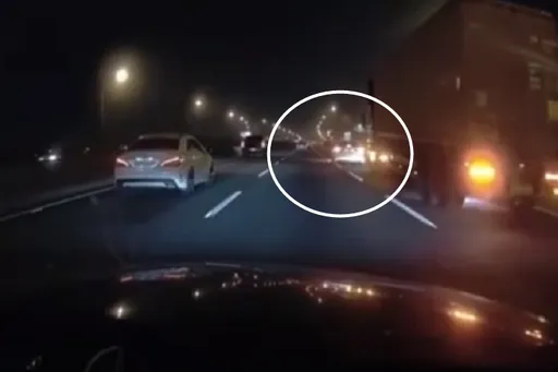 以為打方向燈就吃了無敵星 小客車鬼切差點被大貨車收掉