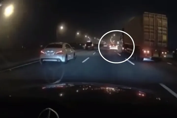 白車跟大貨車的距離不到半個車身就要撞上去。翻攝爆料公社