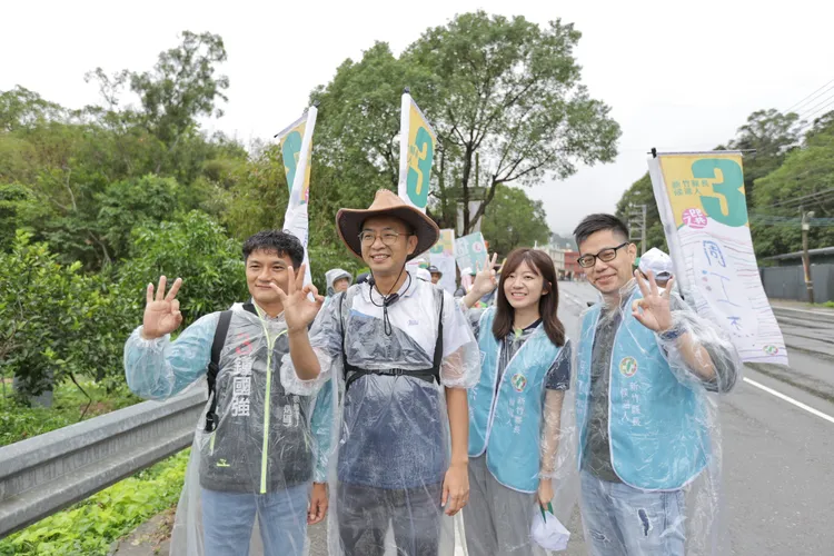 周江杰以逆風行腳取代車隊掃街，周江杰競辦提供