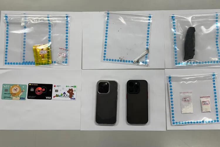 警方在張男身上搜出毒品咖啡包、K他命及摺疊刀，但也在被害人身上搜出海洛因。警方提供