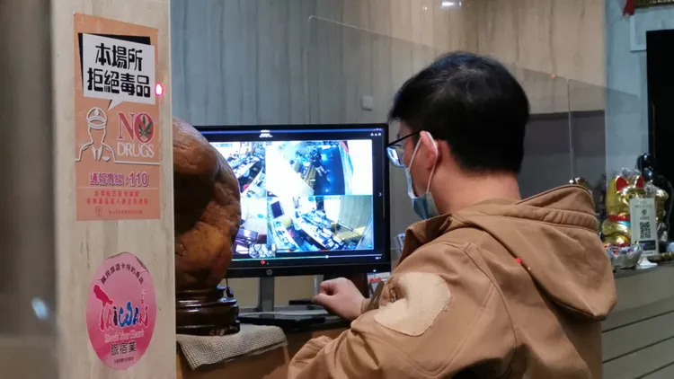 警方調閱旅館監視器。陸運鋒攝