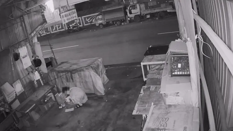 吳男得手2千元，但所有經過都被頭上的監視器錄下。讀者提供