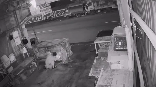 以為沒人看見!失業男凌晨攤販摸走2千元零錢 全被天眼錄下