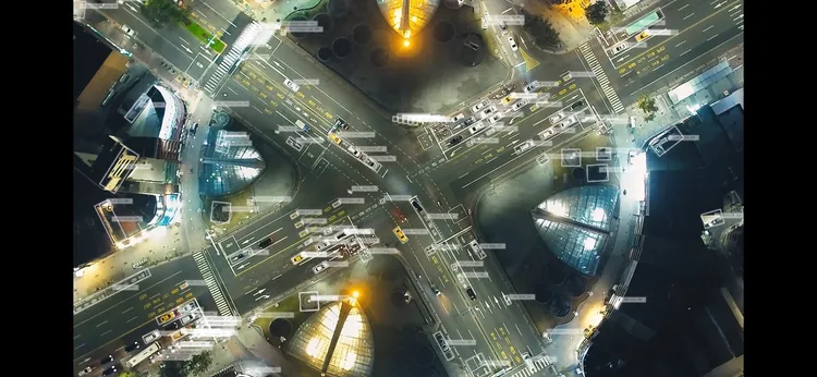 影片經過AI運算繪圖技術運用，繪製虛擬的未來高雄城市樣貌。陳辦提供