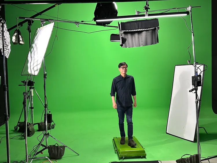 陳總部利用XR的虛擬攝影棚，利用人工智慧運算，拍攝科幻競選廣告。陳辦提供