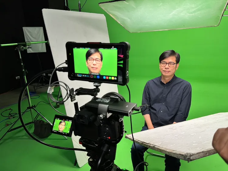 陳總部利用XR的虛擬攝影棚，利用人工智慧運算，拍攝科幻競選廣告。陳辦提供