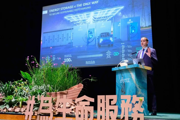 台泥、中橡今召開第3季聯合法說會，台泥去年7月新合併的義大利儲能公司NHOA，主管們越洋跨海來台，今首度出席說法會。圖為NHOA的CEO Carlalberto Guglielminotti上台簡報。
