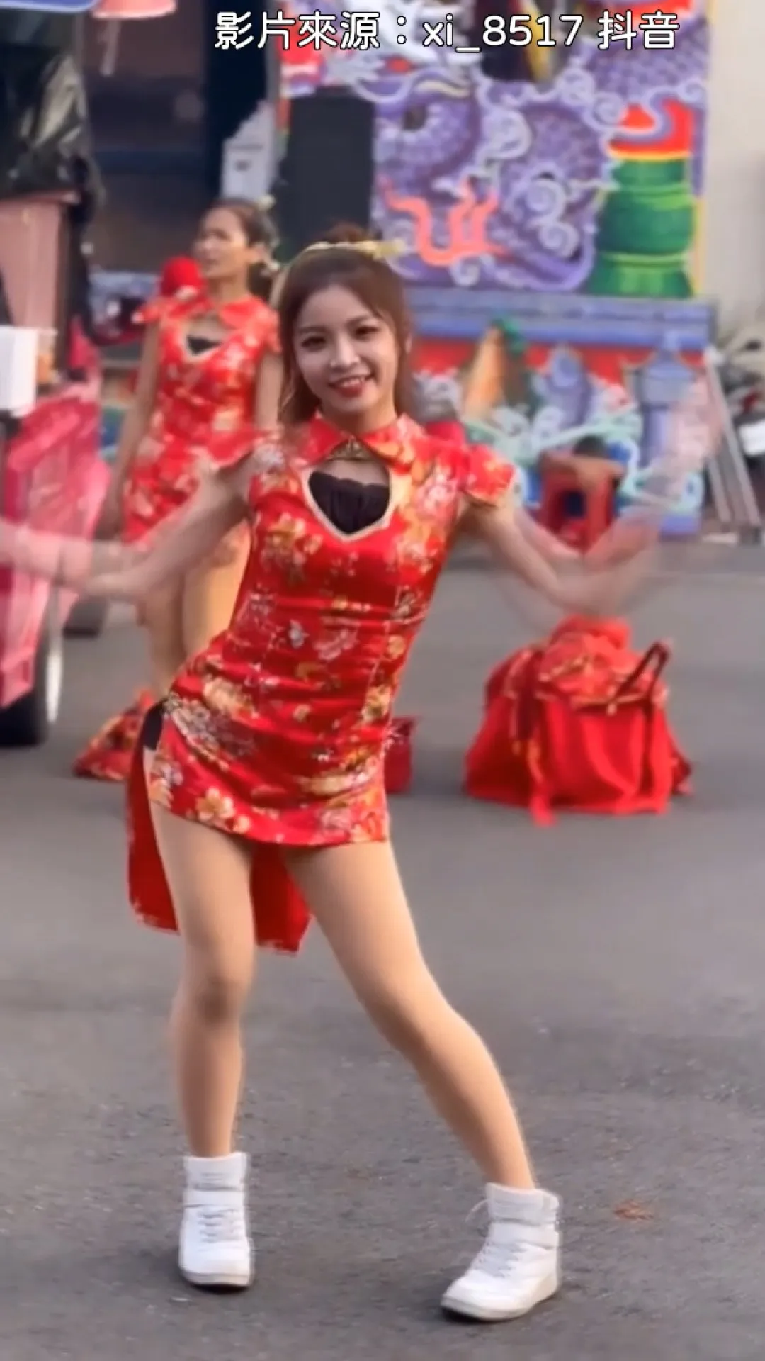 网友发现正妹是「伶伶」。本影片截图经「@xi_8517」授权刊登