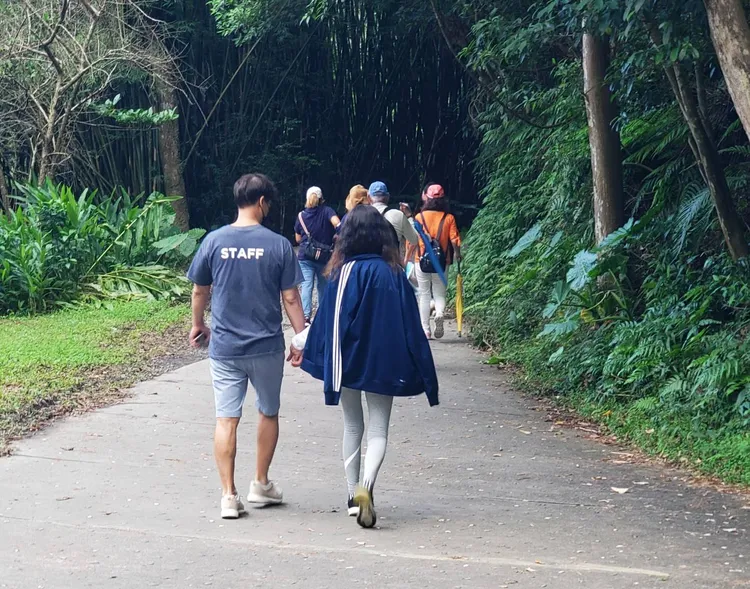 兩人在礁溪林美石磐步道雨中漫步，氣氛有些浪漫。宇若霏攝