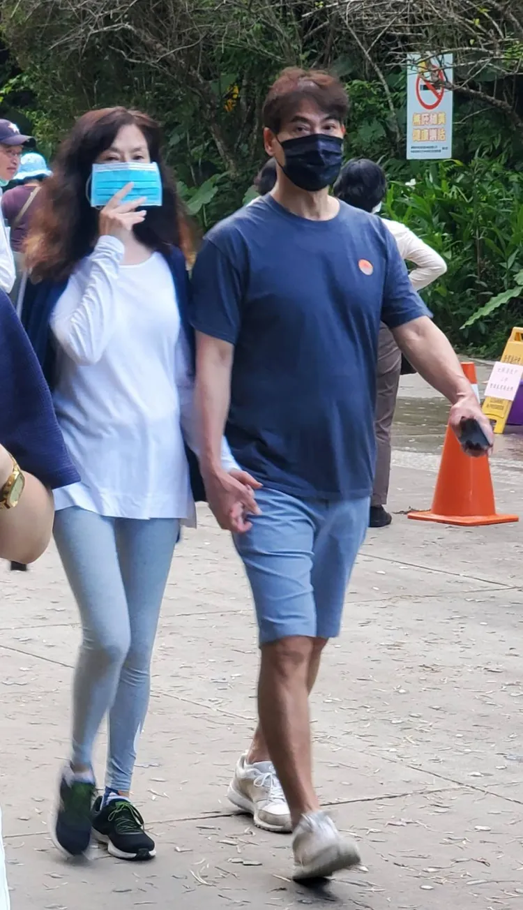 兩人敏感發現鏡頭，翁家明眼神有些犀利。宇若霏攝