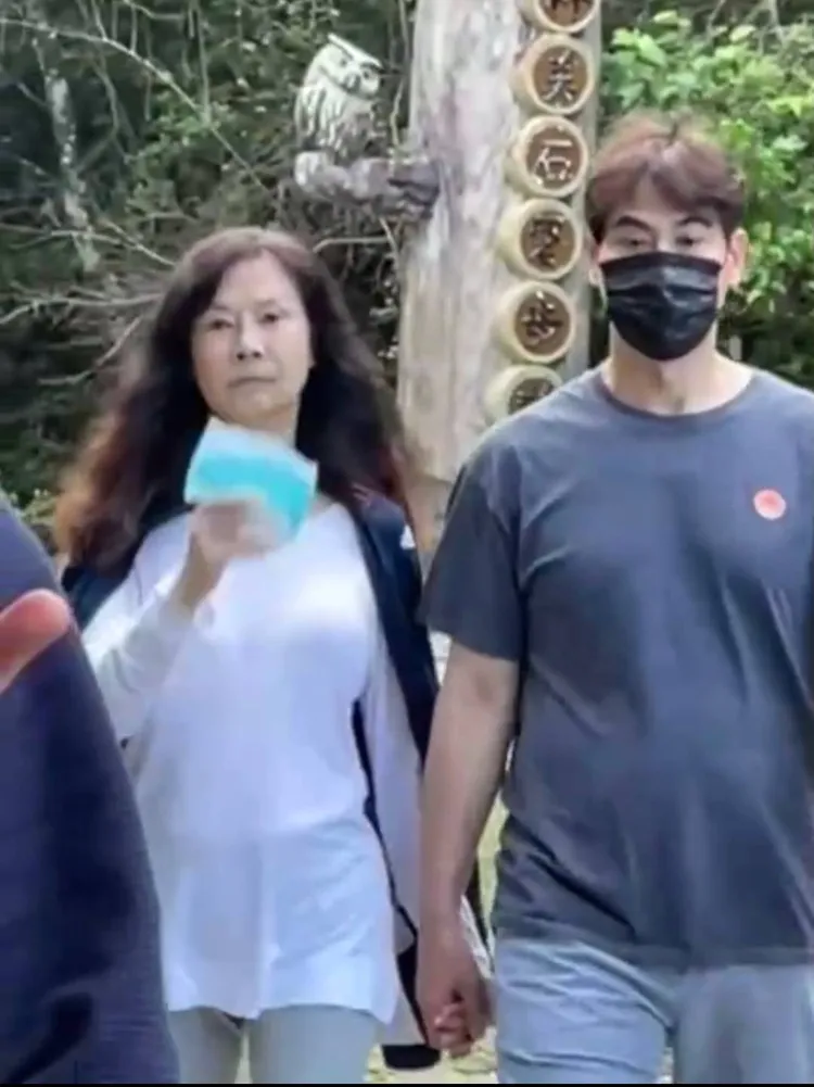 俞小凡拿下口罩，似乎因爬山臉色有些蒼白。讀者提供