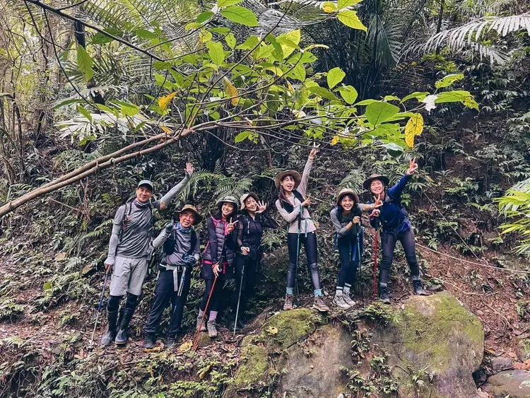 翁家明（左）10月下旬和藝人好友到基隆暖暖爬山。翻攝林柏妤臉書