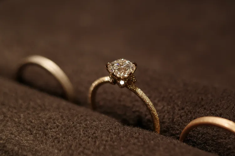 鄭家純分享0.7克拉的婚戒。千巡影世提供