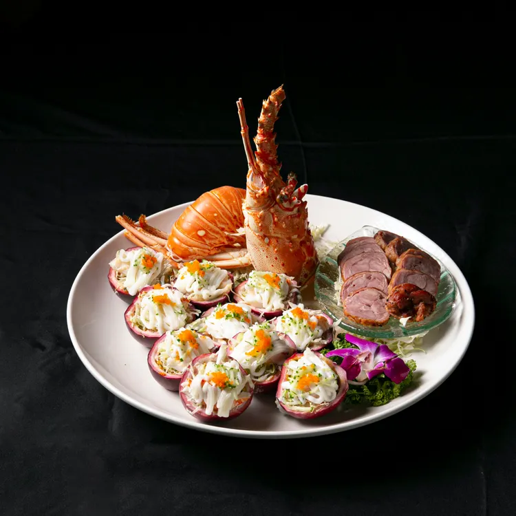 「百香龍蝦塔拼鴨捲」，以成熟百香果的酸甜帶出龍蝦的鮮甜，另拼上鴨肉捲，用料豐盛。業者提供