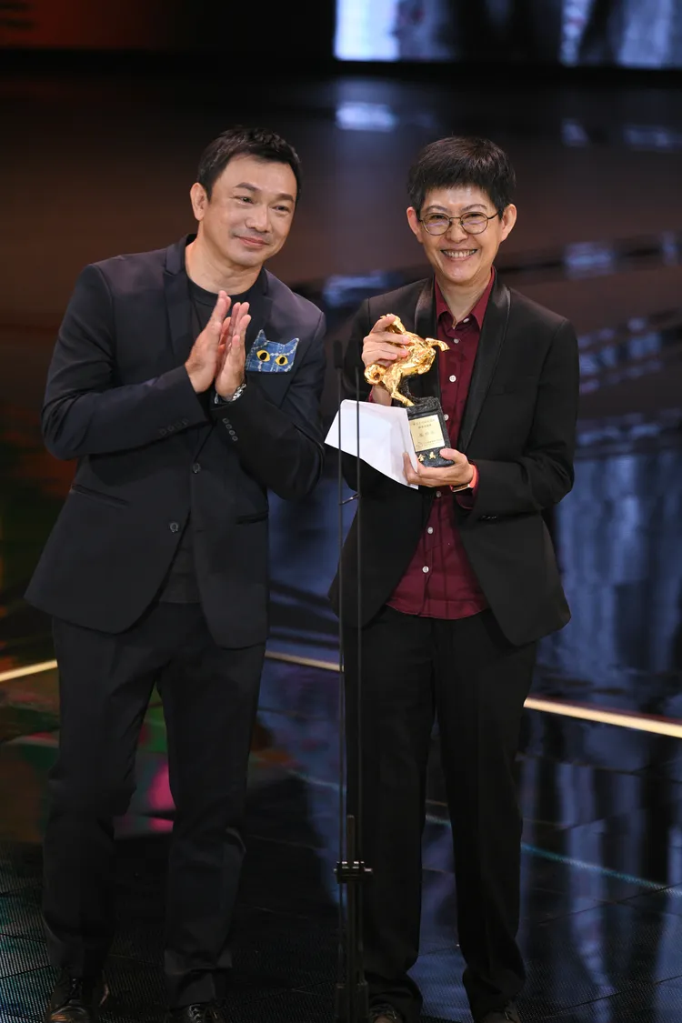 張照堂獲第59屆金馬獎終身成就獎，黃信堯（右）為獻獎人，張照堂的弟子代領。金馬執委會提供