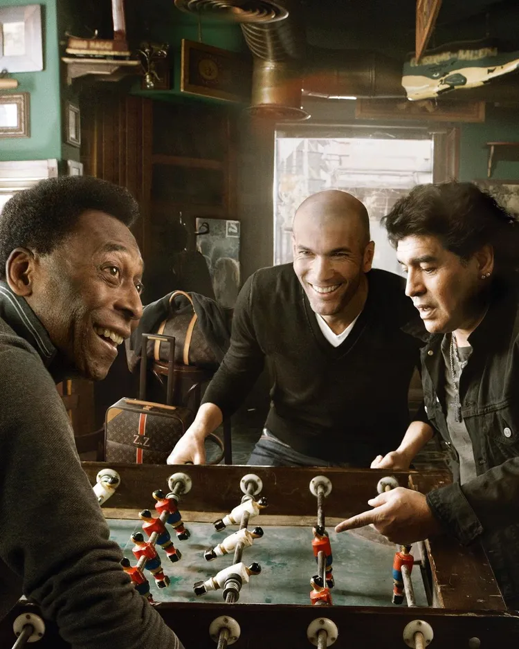 LV早在2010年發布的「Core Values」形象廣告中，就網羅比利（左起）、席丹及馬拉度納等3位足壇傳奇球星組隊。翻攝louisvuitton IG