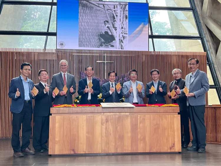 路思義教堂閉館修復，與會貴賓在瓷瓦寫下祝福語。東海大學提供