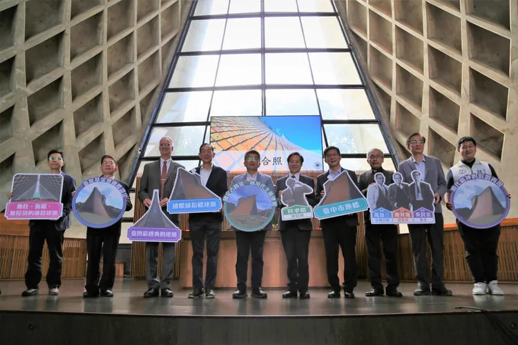 東海路思義教堂於今日進行閉館修復開工典禮，校友蔡其昌、張廖萬堅等人皆出席與會。東海大學提供