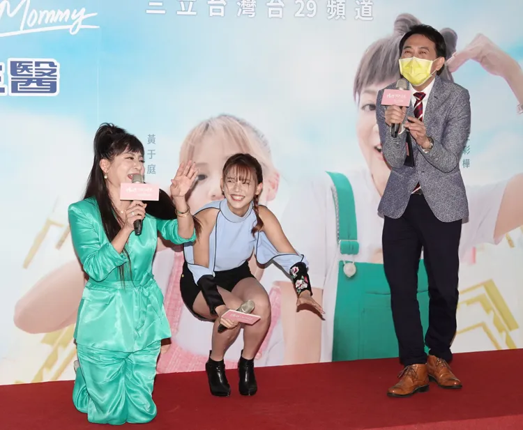 王彩樺(左)下跪感謝大家參加節目首映。陳德興攝