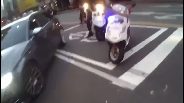 警方攔下罵三字經的林男車輛。翻攝畫面