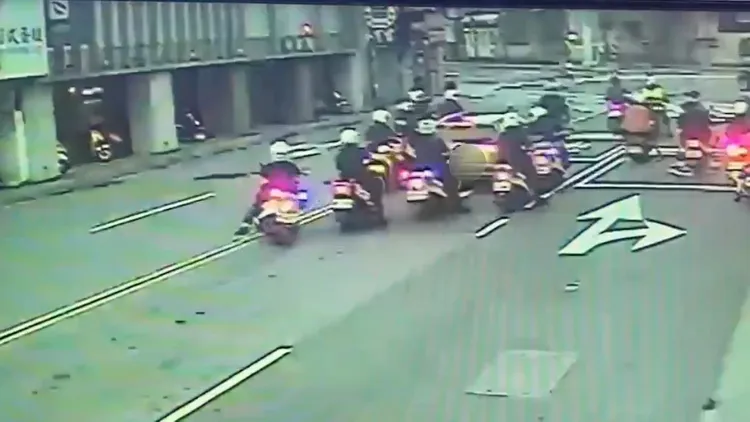 警方將罵三字經的林男車輛圍住。翻攝畫面