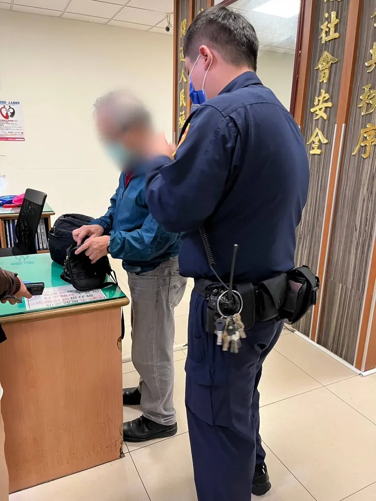 警方將手提包取回，交還給老翁。警方提供