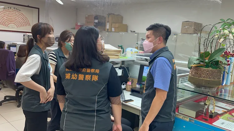 徐彰慎（右）與同仁討論案情。張沛森攝