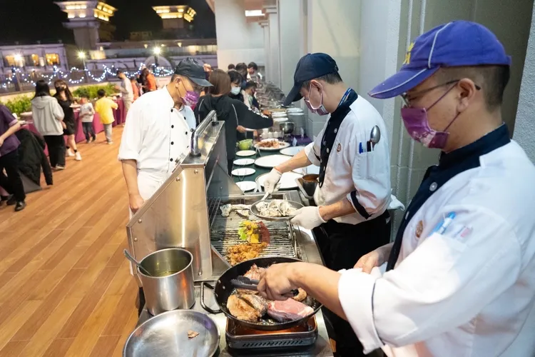 義大皇家酒店與義大天悅飯店跨年星光宵夜已開賣，遊客可近距離欣賞999秒絢爛煙火。義大世界提供