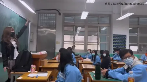 哪有老師那麼胸!「雪乳戰神」現身教室 同學想下課有條件