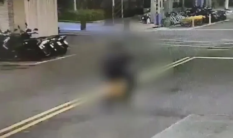 蔡男犯案後騎車逃離現場。翻攝畫面