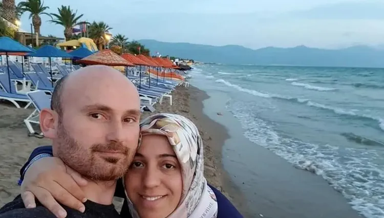 賽姆拉（右）摟著老公，臉中滿是幸福的笑容，老公則是露出冷靜的禮貌性配合式的笑容。翻攝turkeypolicedepartment