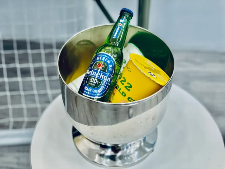 若是巴西奪冠，12/19至12/31持11/18至12/15購買海尼根新品的「實體發票」+「購買明細單」，到門市即可兌換90元現金券。曾仲葳攝