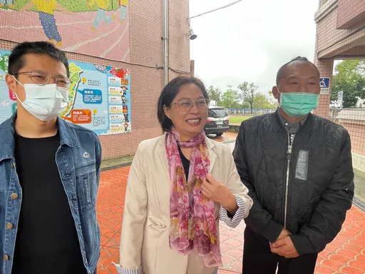 賴香伶戴著幸運客家領巾投票 感謝市民支持