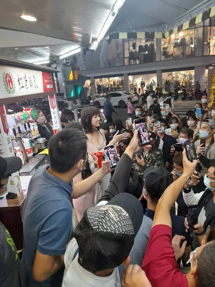 嘉義市議員候選人「顏色不分藍綠支持性專區顏色田慎節」（又名翎熹、著爆乳裝者）與雞排妹鄭家純24日晚上到嘉義市吃林聰明砂鍋魚頭、逛文化路夜市，吸引大批民眾圍觀。中央社