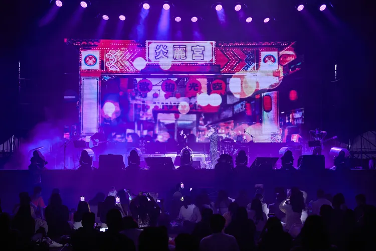 炎亞綸（右）和苗可麗深夜開唱，現場打造成炎麗宮。吾夜Soul Fun生活節提供