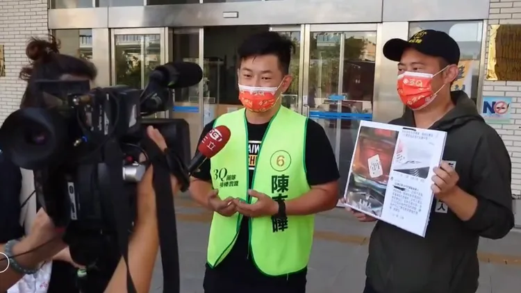 陳柏惟（穿背心）及陳玄曄共同譴責冒名亂貼紙行為。陳玄曄競選總部提供