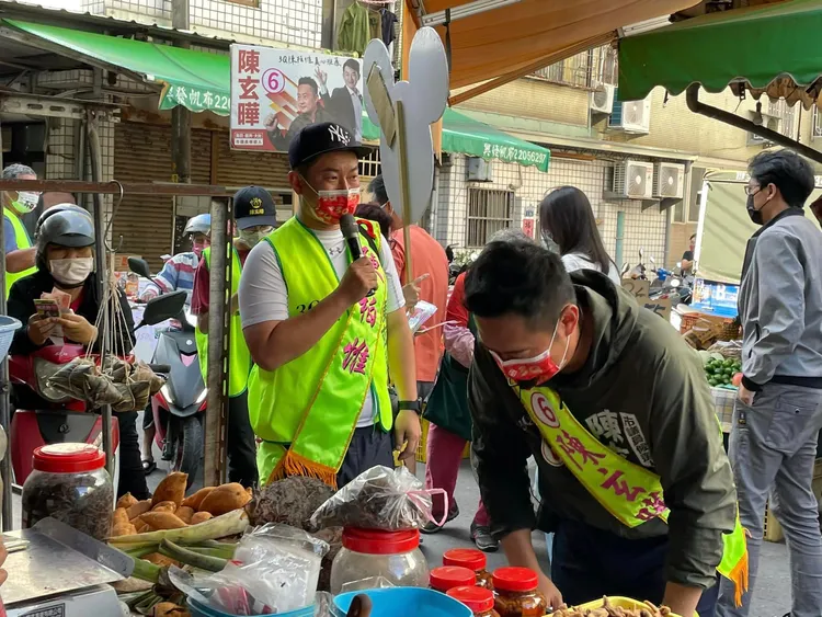 陳柏惟陪陳玄曄掃街拜票。取自陳玄曄臉書